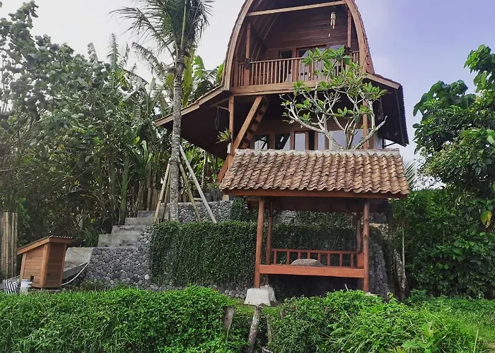 Hightide Surfhouse Hostal Airsatang
